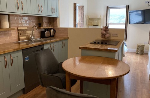 Kylemore Cottage | Apartment 412 - Kylemore - sleeps 2 guests in 1 bedroom