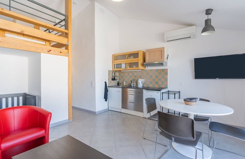 Charleval Apartment | Apartment "5 - Au village F3 - climatisé terrasse" with A/C