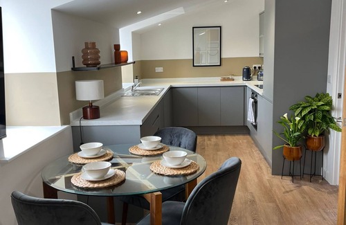 Leek Apartment | Apartment 7 Peak Willow Holiday Apartments - Salisbury House