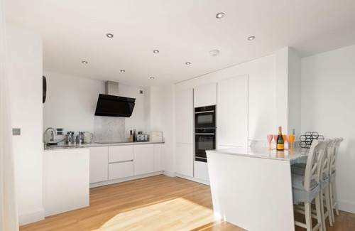 Tenby Apartment | Apartment 8 Waterstone House - Luxury Apartment, Sea Views, Pet Friendly