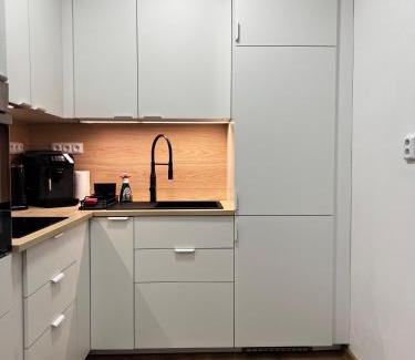 Zizkov Apartment | Apartment A l Modern Stay with Parking