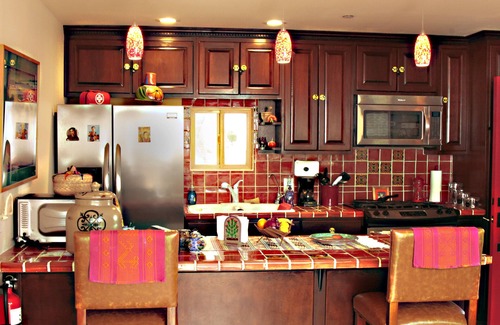Los Angeles House | Apartment above a double garage, about 7 years old.