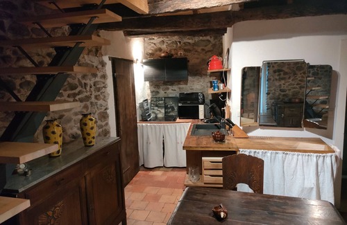Balagueres House | Apartment 'Aile 2 Personnes Maison Ancienne' with Mountain View, Private Terrace and Wi-Fi