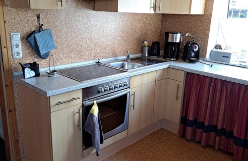 Varel Condo | Apartment and more . Creative garden with fire pit and barbecue
