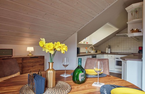 Elfershausen Apartment | Apartment 'Angernest' with Shared Garden, Balcony and Wi-Fi
