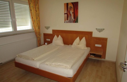 Kirrweiler Bed & Breakfast | Apartment/apartment, shower, WC, 1 bedroom - Wine and guest house Matt-Schwaab