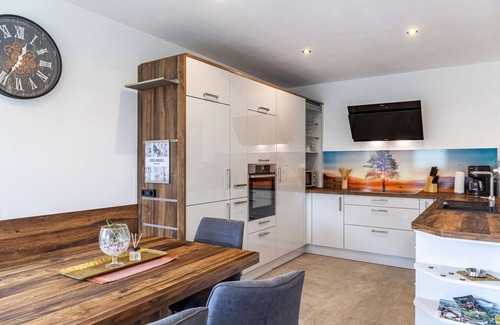 Imst Apartment | Apartment 'Apart Elias' with Mountain View, Shared Terrace and Wi-Fi