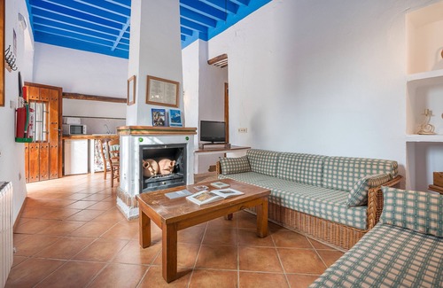La Zubia Apartment | Apartment 'Apartamento La Cuadra' with Mountain Views, Shared Pool and Wi-Fi