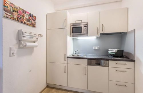 Velden am Worther See Apartment | Apartment 'Haus Melanie - Fewo 5' with Mountain View, Shared Garden and Wi-Fi