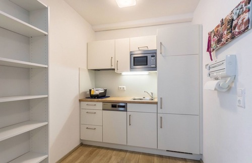 Velden am Worther See Apartment | Apartment 'Haus Melanie - Fewo 4' with Mountain View, Shared Garden and Wi-Fi