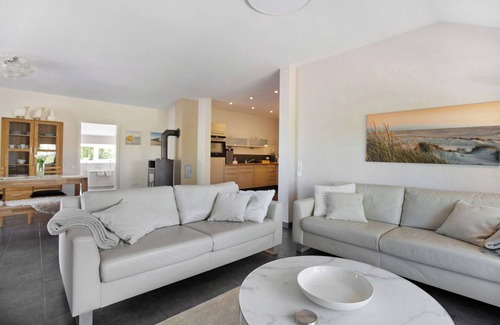 Stadum Apartment | Apartment 'Auszeit Zwischen Den Meeren' with Shared Garden, Balcony and Wi-Fi