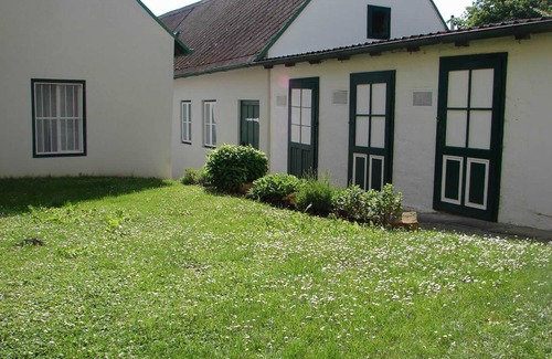 Kritzendorf Apartment | Apartment 'Bioweingut Hauerhof 99 - 4' with Shared Terrace, Wi-Fi and Air Conditioning