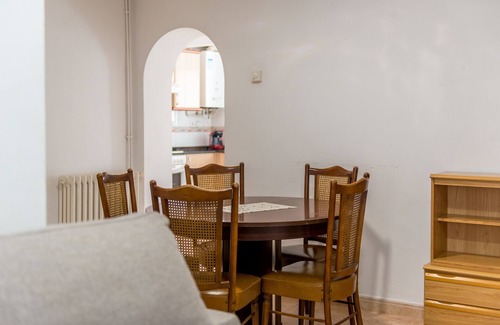 Tremp Apartment | Apartment 'Blanch 1' with Balcony