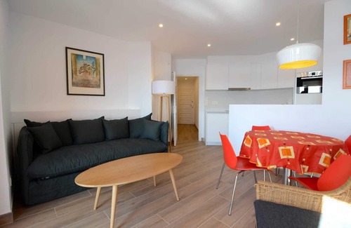 Pedrinya Apartment | Apartment by the Sea with Pool in Spain