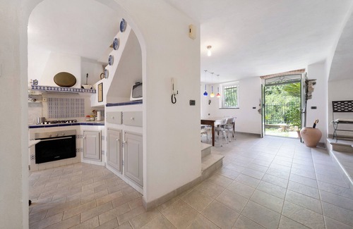 Valle Santa Apartment | Apartment 'Casa Glicine Sul Mare' with Private Terrace, Shared Garden and Wi-Fi