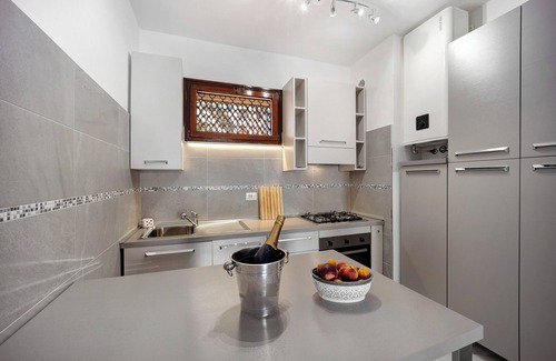 Vallecrosia Apartment | Apartment Casa Grigio Perla with Balcony