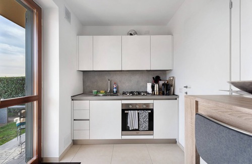 Massino Visconti Apartment | Apartment 'Casa Leone' with Lake View, Wi-Fi and Air Conditioning