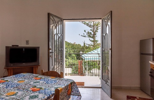 Licata Apartment | Apartment 'Casa Leonardo' with Shared Terrace, Private Garden and Air Conditioning
