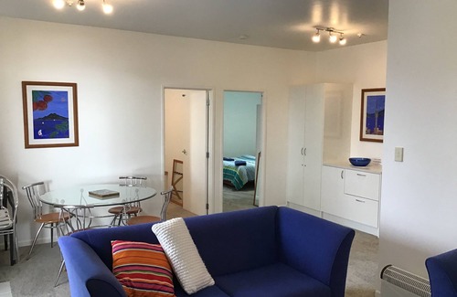 Oneroa Apartment | Apartment Central Oneroa, Amazing Ocean Views.