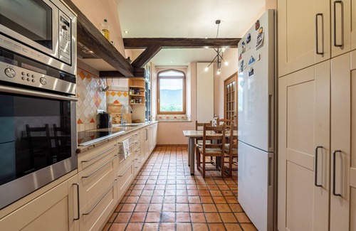 Alby-sur-Cheran Apartment | Apartment 'Château De Montpon - Grand Logement' with Shared Garden and Wi-Fi