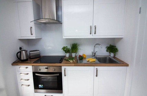 Eastleigh Apartment | Apartment close to Airport & transport links (3FF)