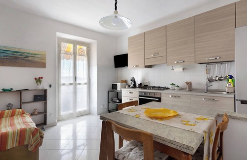 Pitelli Apartment | Apartment 'Da Ercolino' with Sea View, Balcony and Wi-Fi