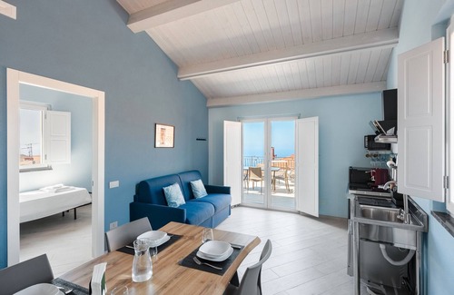 Ascea Apartment | Apartment 'Deluxe Zenone' with Sea View, Wi-Fi and Air Conditioning