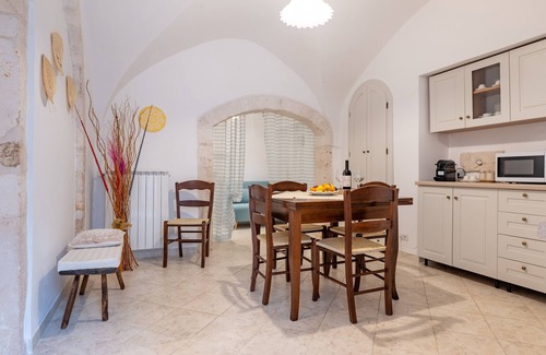 Centro Storico Apartment | Apartment 'Dimora Elio, Civico 46' with Wi-Fi