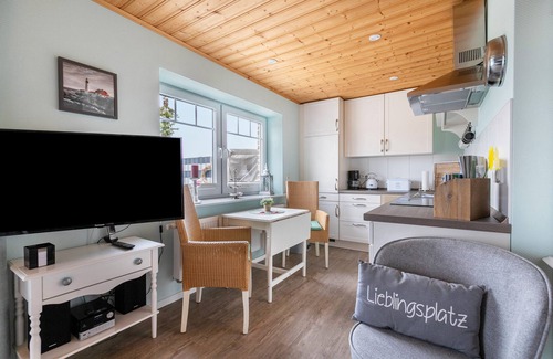 Meldorf Apartment | Apartment 'Doppelhaushälfte Ida' with Private Terrace, Shared Garden and Wi-Fi