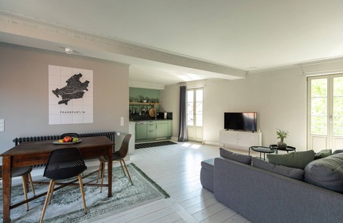 Grossostheim Apartment | Apartment 'Eckhaus - Balkon' with Shared Terrace and Wi-Fi