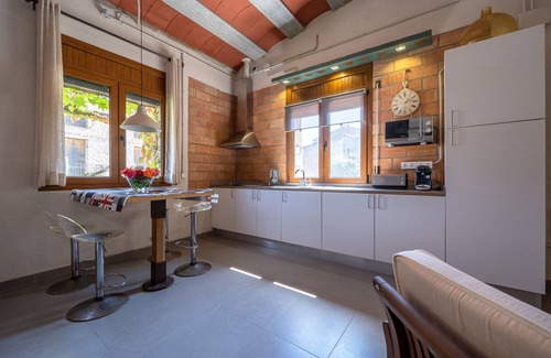 Conesa Apartment | Apartment 'El Clos 4' with Private Terrace, Shared Garden and Wi-Fi