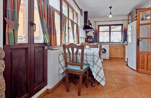Portilla de la Reina Apartment | Apartment 'Invernal De Picos' with Mountain View, Private Terrace and Wi-Fi