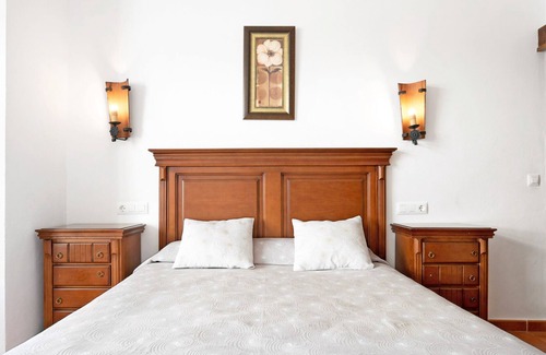 Zahara de los Atunes Apartment | Apartment 'Estudio La Atarraya 1' with Shared Terrace, Wi-Fi and Air Conditioning