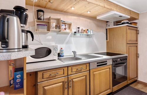 Huefingen Apartment | Apartment 'Ferienwohnung 1' with Private Terrace, Shared Garden and Wi-Fi