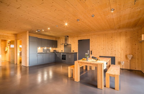 Auggen Apartment | Apartment 'Ferienwohnung Spätburgunder' with Shared Pool, Shared Garden and Wi-Fi