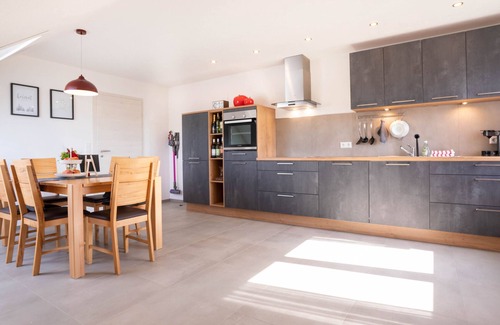 Durbach Apartment | Apartment 'Ferienwohnung Weitblick' with Mountain View, Balcony and Wi-Fi