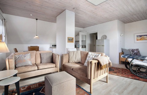 Niebuell Apartment | Apartment 'Ferienwohnung Ackerkoog' with Balcony and Wi-Fi