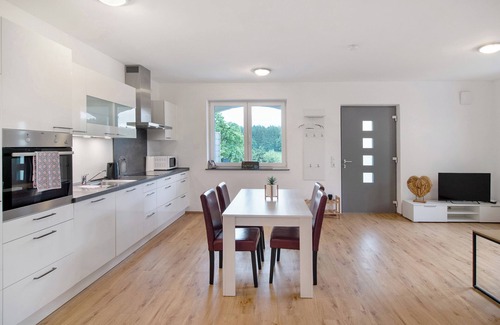 Goppertsweiler Apartment | Apartment 'Fewo Bergblickle' with Mountain View, Shared Pool and Wi-Fi