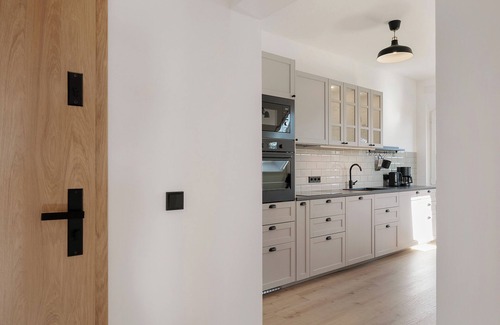 Stolzenhagen Apartment | Apartment 'Flieder' with Shared Garden, Balcony and Wi-Fi