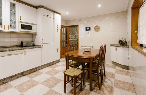 Creixomil House | Apartment for families in the city with terrace, WiFi, air conditioning, etc.