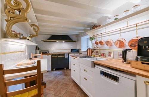 Saint-Martin-d'Uriage Apartment | Apartment 'La Galerie François 1er Au Château' with Wi-Fi