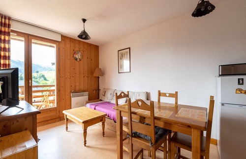 Saint-Sorlin-d'Arves Apartment | Apartment in Saint-Sorlin with Mountain Views