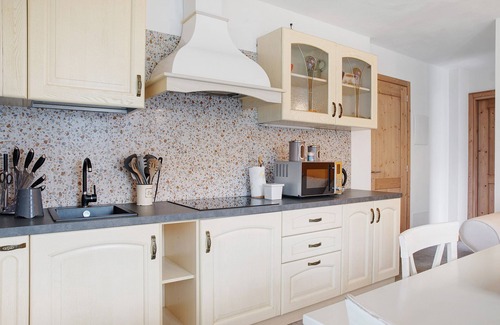 Somasassa Apartment | Apartment 'Il Posto Al Sole Caronella' with Mountain View, Shared Garden and Wi-Fi