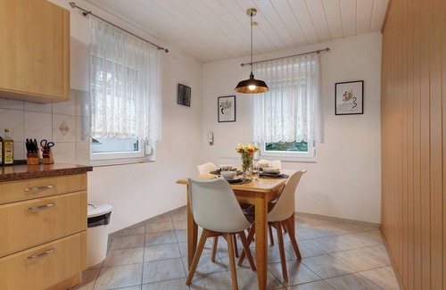 Hausen Apartment | Apartment 'Im Grünen' with Terrace, Shared Garden and Wi-Fi
