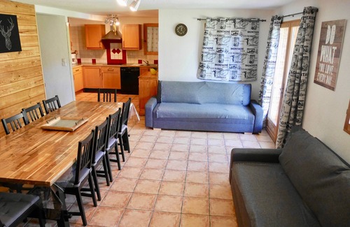 Mont-de-Lans Ski Chalet | Apartment in 5-room chalet, sleeps 14, 4 bedrooms, WiFi, private garden