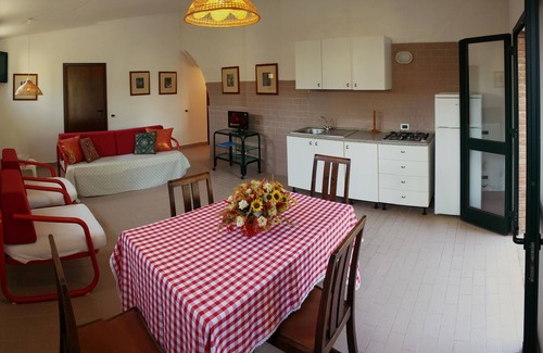 Bibbona House | Apartment in country house with a large park and swimming pool near the sea