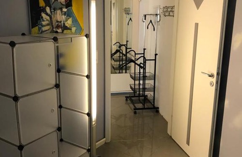 Dellbrueck Apartment | Apartment in Dellbrück frisch renoviert, 300 Meter bis zur Strassenbahn, ruhige Lage