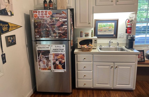 Clemson Apartment | Apartment in Downtown Clemson. Just a few minutes to Campus & Football Stadium.