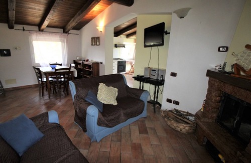 Isoletta Apartment | Apartment in farmhouse, shared swimming pool, between Rome and Naples