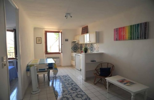 Bormes-Les-Mimosas Apartment | Apartment in a village house